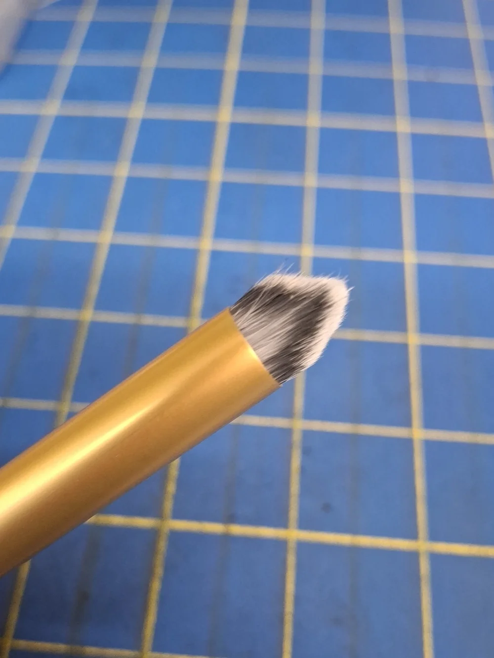 Carlucce Gold & Gray The Hush Hush Brush Angled Makeup 5